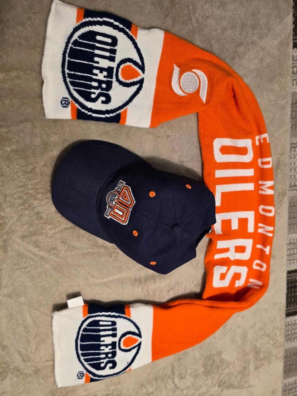 NHL Edmonton oiler 40th aniversery cap plus scarff, - Picture 6 of 6
